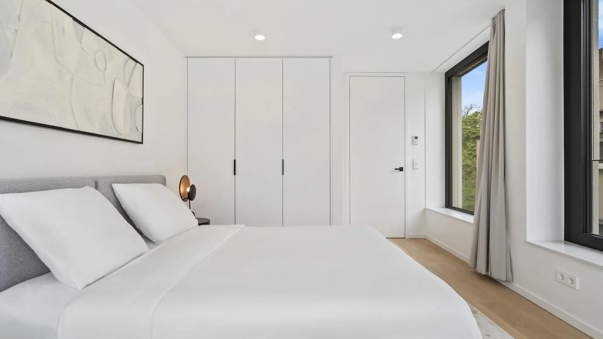 Stylish Downtown Escape With Comforts 룩셈부르크 아파트